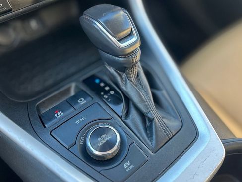 Used 2022 Toyota RAV4 XLE Premium image 19