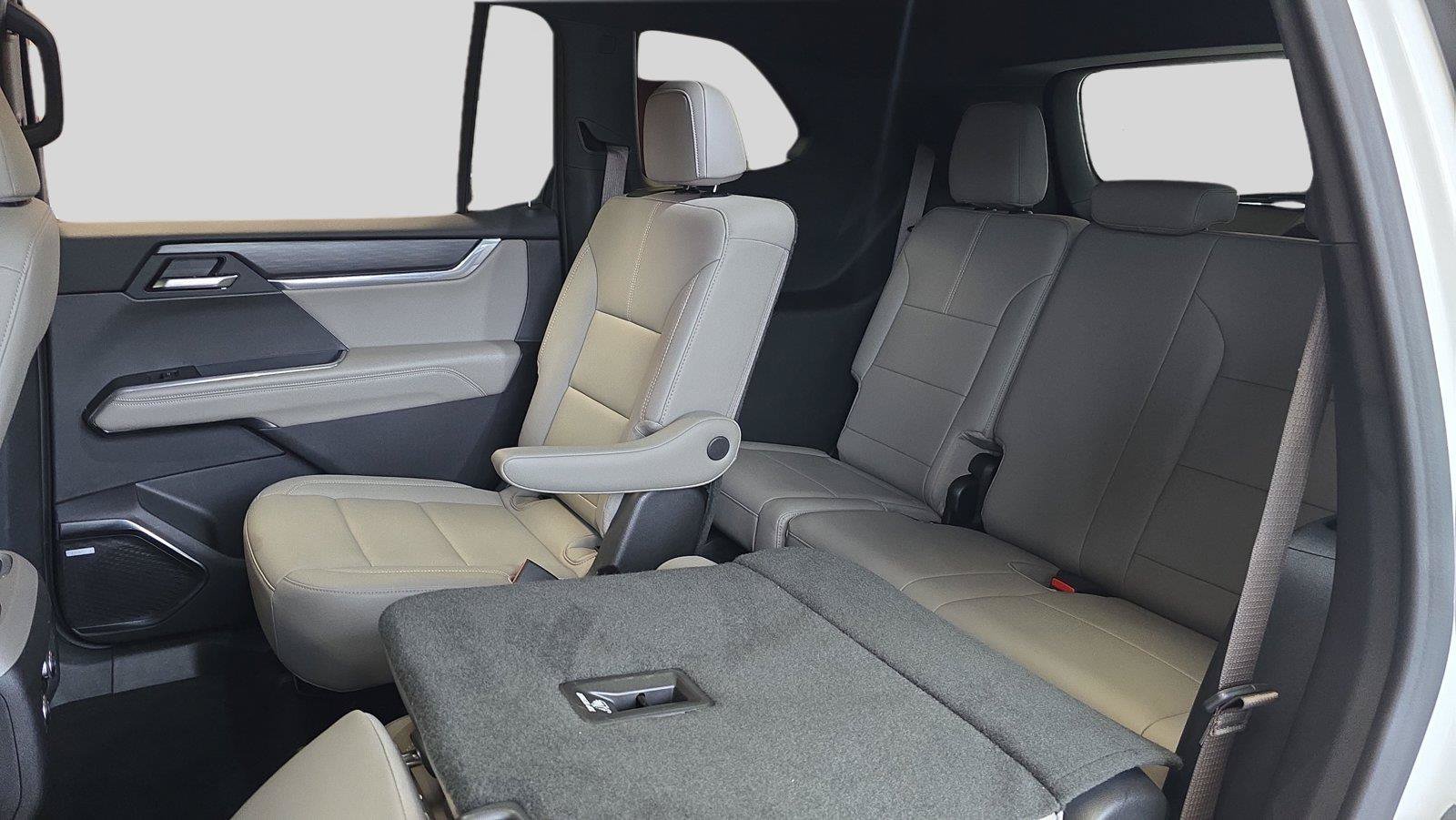 Used 2026 GMC Acadia Elevation w/ Elevation Premium Package FWD image 19