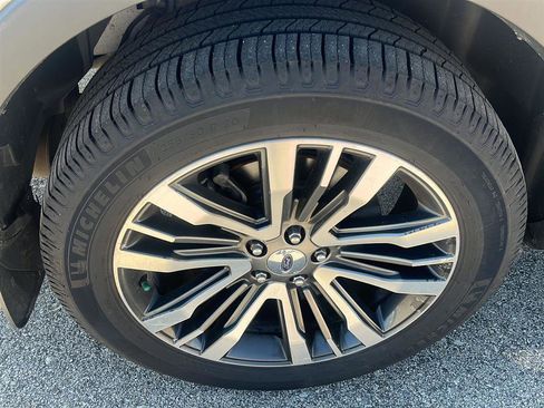 Used 2017 Ford Explorer Platinum image 17