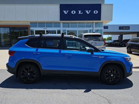 Used 2024 Volkswagen Taos SE w/ Panoramic Sunroof Package FWD image 6