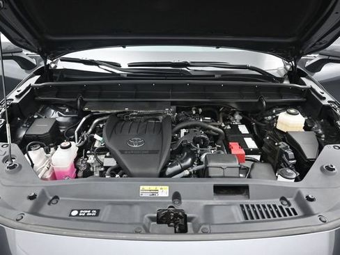Used 2024 Toyota Highlander XLE AWD/4WD image 39