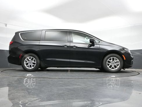 Used 2023 Chrysler Pacifica Touring-L FWD image 42