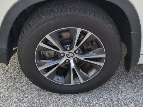 Used 2016 Toyota Highlander XLE AWD/4WD image 11