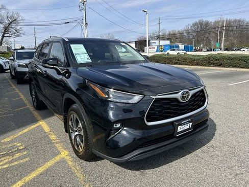 Used 2024 Toyota Highlander XLE image 2