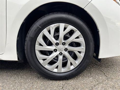 Used 2017 Toyota Corolla LE image 26