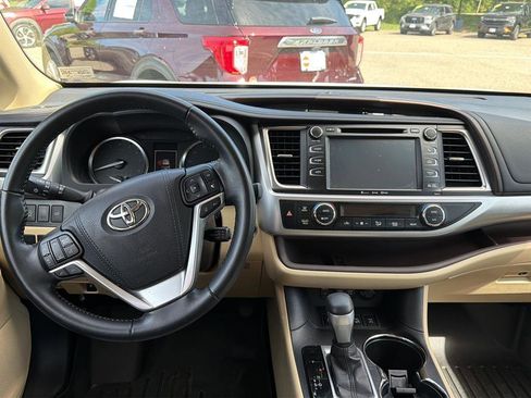Used 2017 Toyota Highlander SE AWD/4WD image 7