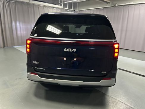 Used 2025 Kia Carnival LXS FWD image 6
