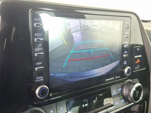 Used 2020 Toyota Highlander LE image 4