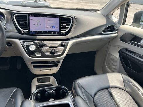 Used 2023 Chrysler Pacifica Touring-L FWD image 24
