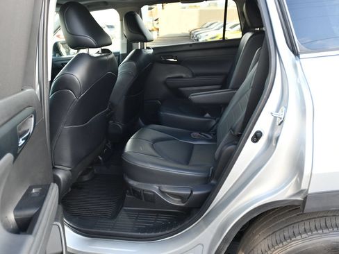 Used 2022 Toyota Highlander XLE FWD image 24