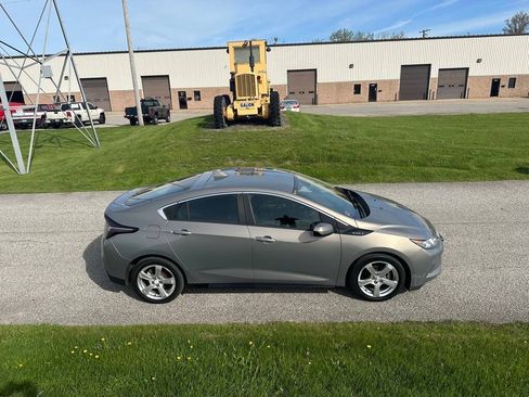 Used 2017 Chevrolet Volt LT w/ Comfort Package FWD image 2