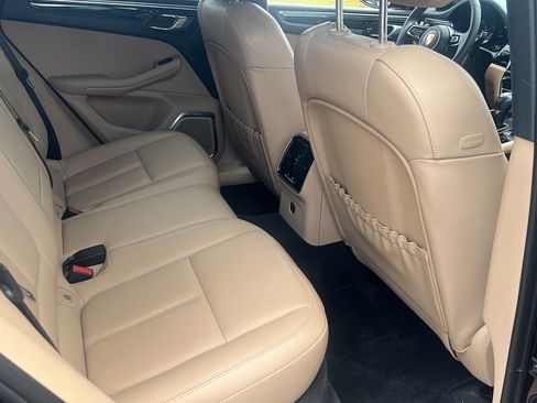 Certified 2023 Porsche Macan AWD/4WD image 18