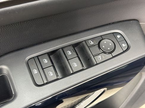 Used 2025 Nissan Pathfinder SV FWD image 25