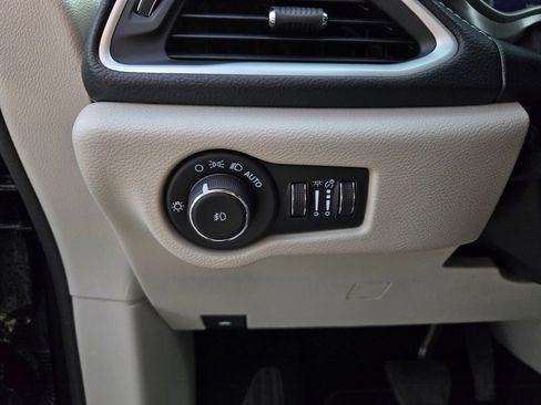 Used 2024 Chrysler Pacifica Touring-L AWD/4WD image 14