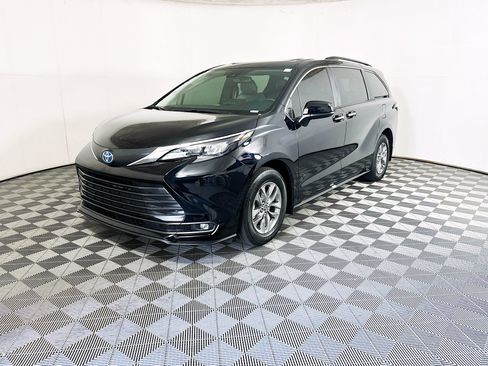 Used 2025 Toyota Sienna XLE FWD image 7