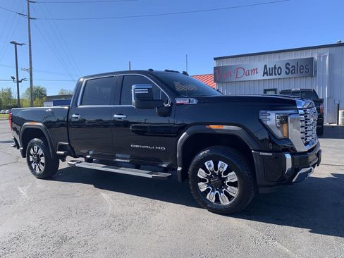 Used 2025 GMC Sierra 2500 Denali w/ Denali Reserve Package AWD/4WD image 2
