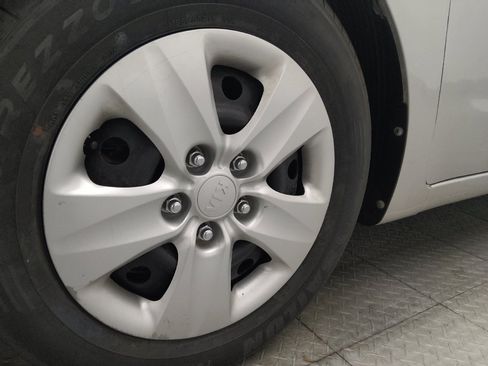Used 2017 Kia Forte LX FWD image 31