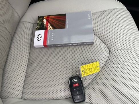 Used 2024 Toyota Grand Highlander Limited image 9