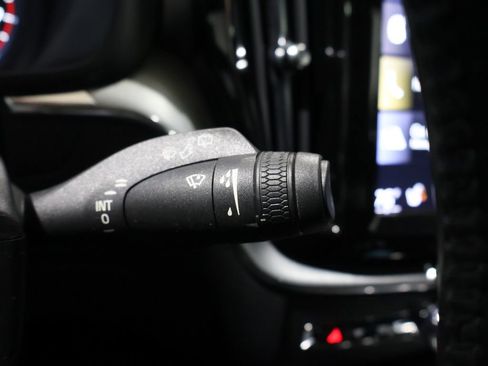 Used 2018 Volvo XC60 T5 Momentum w/ Convenience Package image 37