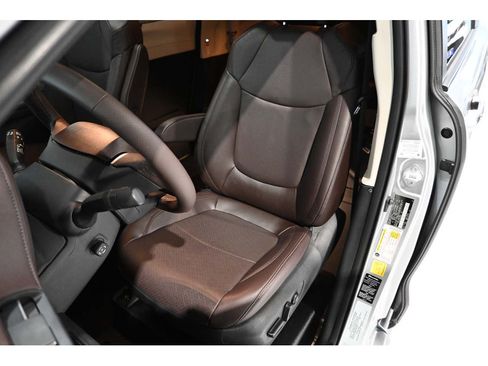 Used 2024 Toyota Sienna Platinum FWD image 14