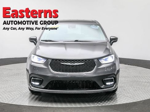 Used 2023 Chrysler Pacifica Touring-L FWD image 2