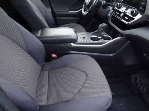 Used 2023 Toyota Highlander LE image 23