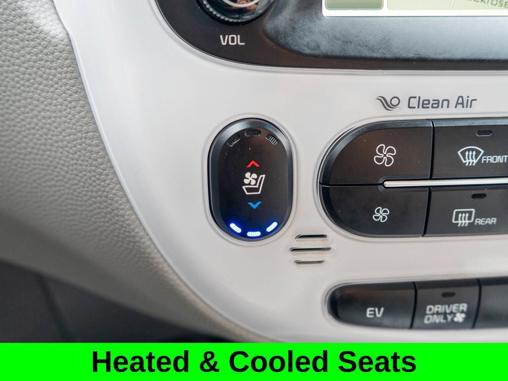 Used 2016 Kia Soul EV + FWD image 26