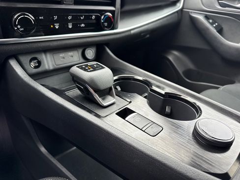 Used 2024 Nissan Rogue S image 26