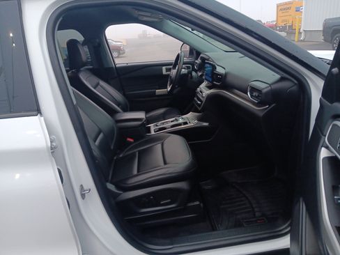 Used 2022 Ford Explorer XLT w/ Equipment Group 202A image 33