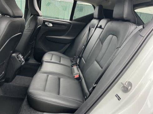 Used 2025 Volvo XC40 B5 Ultra AWD/4WD image 2