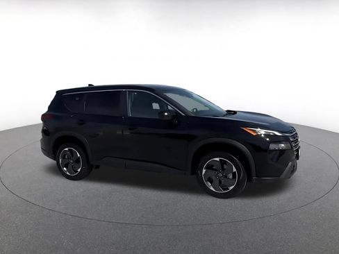 Used 2025 Nissan Rogue SV FWD image 2