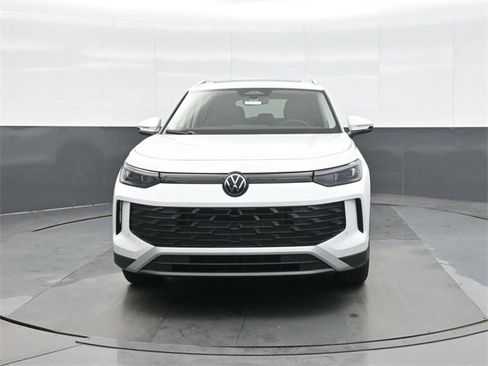 New 2026 Volkswagen Tiguan SE image 2