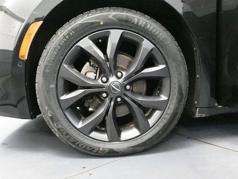 Used 2019 Chrysler Pacifica Touring-L Plus w/ Advanced Safetytec Group image 18