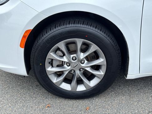 Used 2023 Chrysler Pacifica Touring-L image 10