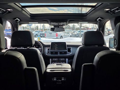Used 2023 GMC Yukon SLT w/ SLT Premium Package image 8