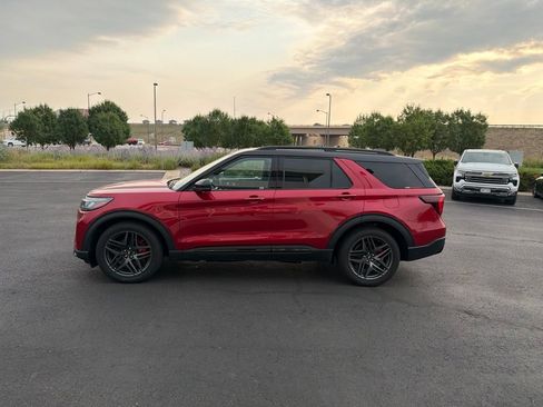 Used 2025 Ford Explorer ST AWD/4WD image 2