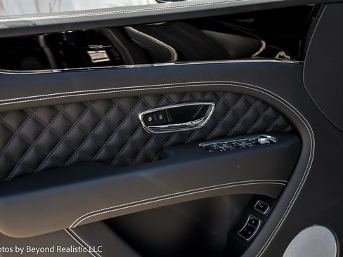 Used 2023 Bentley Bentayga Plug-In Hybrid AWD/4WD image 17