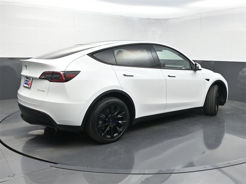 Used 2023 Tesla Model Y Long Range image 21