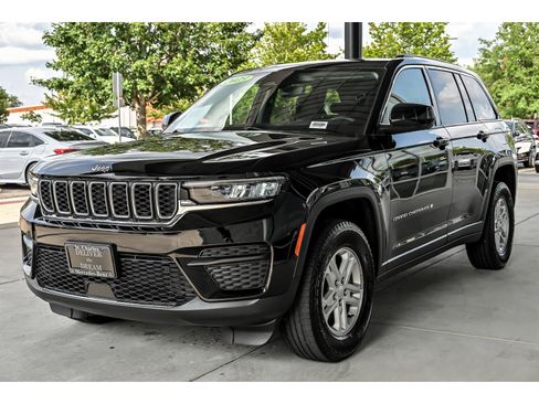 Used 2023 Jeep Grand Cherokee Laredo AWD/4WD image 4