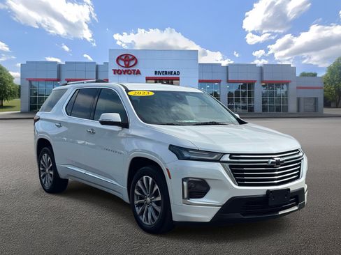 Used 2023 Chevrolet Traverse Premier FWD image 2