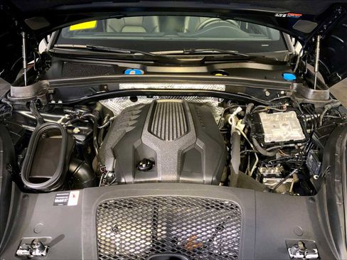 Certified 2025 Porsche Macan AWD/4WD image 32
