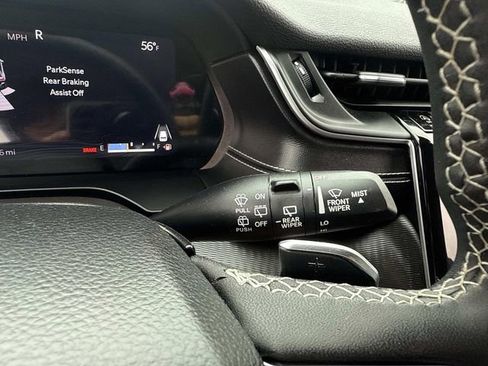 Used 2023 Jeep Grand Cherokee L Laredo image 32