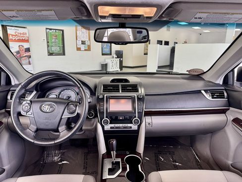 Used 2012 Toyota Camry XLE w/ Leather Pkg image 10