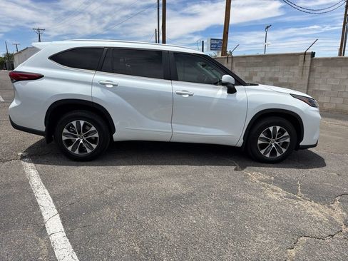 Used 2023 Toyota Highlander XLE AWD/4WD image 4