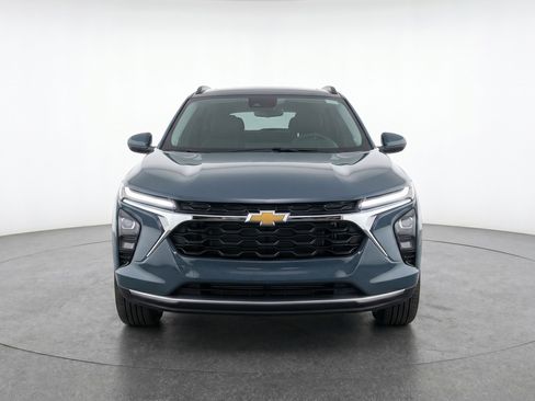 Used 2025 Chevrolet Trax LT FWD image 2