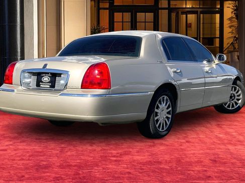 Used 2011 Lincoln Town Car Signature Limited image 12