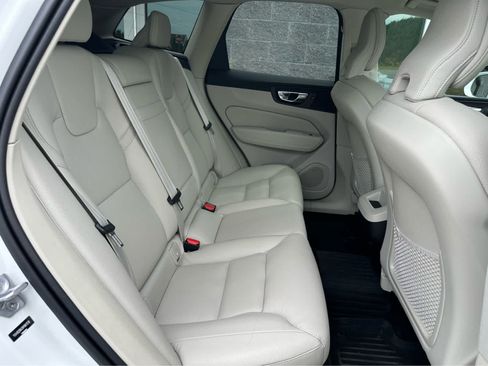 Used 2021 Volvo XC60 T5 Momentum w/ Premium Package AWD/4WD image 12