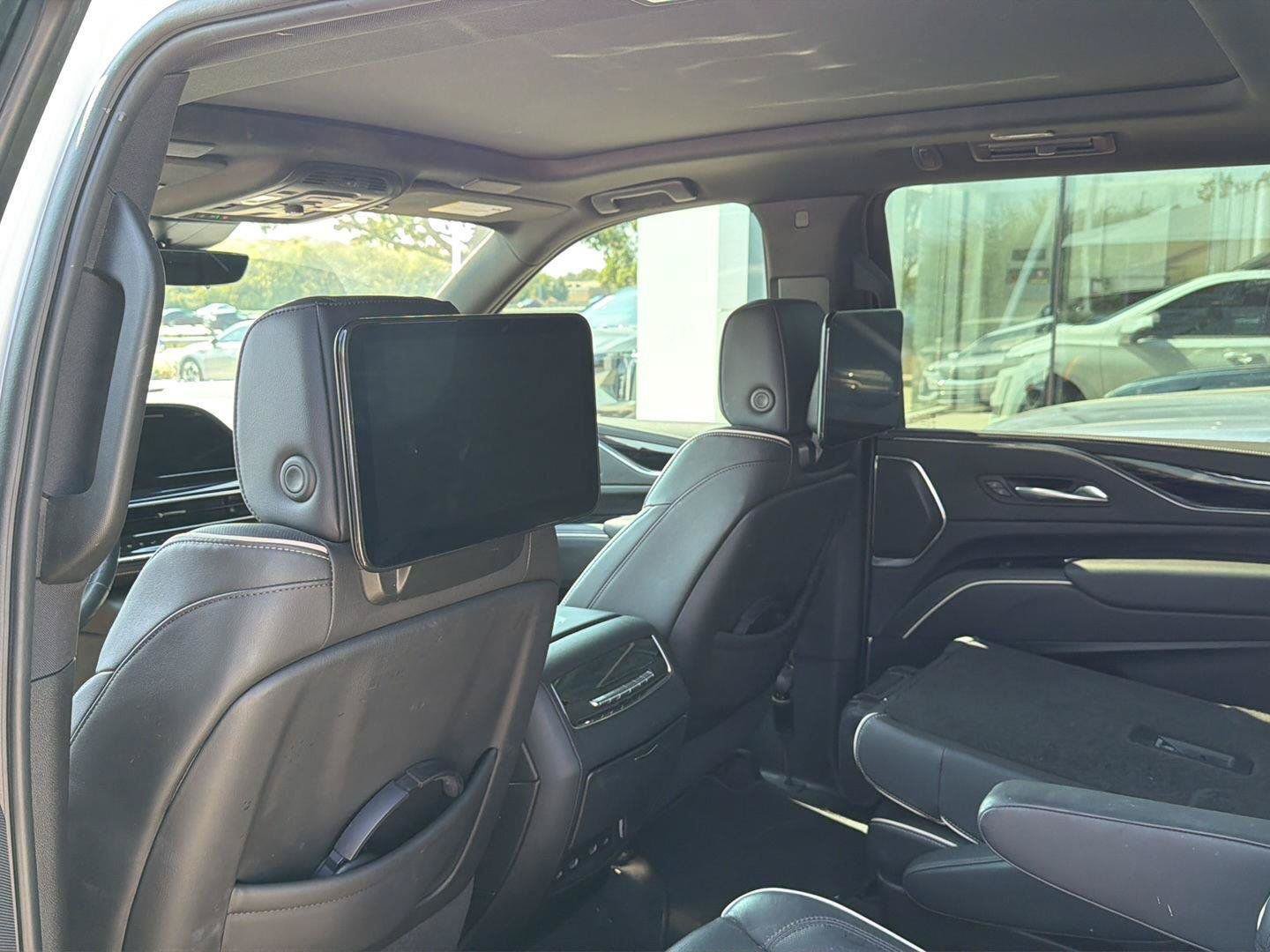 Used 2024 Cadillac Escalade ESV Sport w/ LPO, ONYX Package AWD/4WD image 8