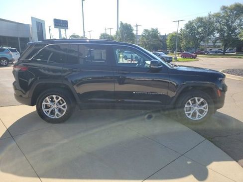Used 2023 Jeep Grand Cherokee Limited AWD/4WD image 2
