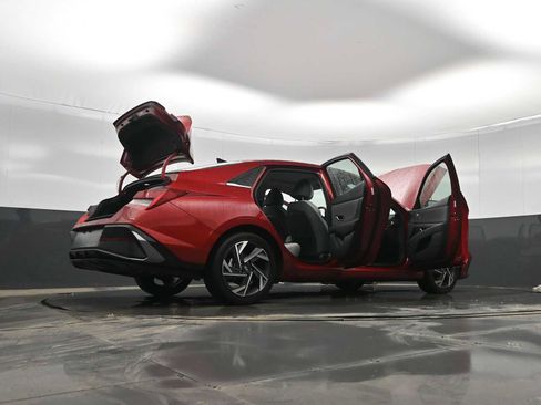 Certified 2025 Hyundai Elantra Limited image 44